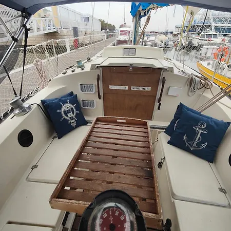 Hotel en barco Abombordo
